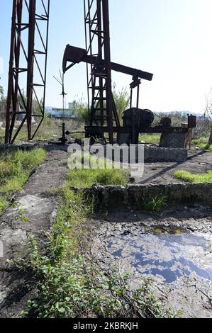 ALBANIA, Kucova, nominata città di Stalin dal 1950 to1991, giacimento di petrolio greggio e pompa di perforazione dall'era comunista, ancora in funzione e inquinante l'ambiente / ALBANIEN, Kucova, von 1950 bis 1991 Qyteti Stalin, Stalinstadt, Erdoelfoerderung, alte Oelfoerderpumpe, die heute noch zur Ölförderung in Betrieb sind Foto Stock