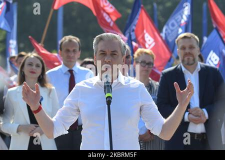 Robert Biedron, eurodeputato, ex sindaco di Slupsk e attivista LGBT, la coalizione politica di sinistra candidato alla sinistra (Lewica) per le elezioni presidenziali del 2020, visto durante una campagna presidenziale a Cracovia. Venerdì 26 giugno 2020, a Cracovia, Malopolskie Voivodato, Polonia. (Foto di Artur Widak/NurPhoto) Foto Stock