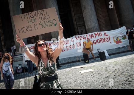 La gente partecipa alla manifestazione al Pantheon, Roma, Italia, il 26 giugno 2020 per chiedere la regolarizzazione e il permesso di soggiorno per tutti i migranti in Italia. La Campagna Nazionale ''Siamo qui, regolarizzazione ora!'' Chiede al governo che la possibilità di regolarizzazione dei migranti sia gratuita, estesa a tutti i settori di lavoro e estesa oltre l'agosto 15. Vogliono per tutti coloro che si trovano senza un permesso di soggiorno o che hanno il permesso scaduto anche prima del 31 ottobre 2019, o che hanno un permesso precario (come i richiedenti asilo), occupati o in cerca di lavoro, l'IS Foto Stock