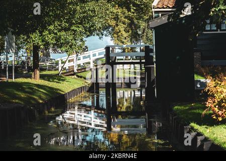 Dettagli sulla storia tipica olandese della cultura della pesca intorno a un vecchio lago interno chiamato 'zuiderzee' in un piccolo autentico villaggio all'aperto Foto Stock