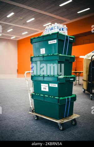 Vista di un seggio sul sito del centro di voto Paul Ricoeur, il giorno in cui è stato istituito in preparazione del secondo turno di elezioni comunali. Francia, Rennes, 26 giugno 2020. (Foto di Vernault Quentin/NurPhoto) Foto Stock