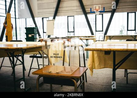 Vista di un seggio sul sito del centro di voto Paul Ricoeur, il giorno in cui è stato istituito in preparazione del secondo turno di elezioni comunali. Francia, Rennes, 26 giugno 2020. (Foto di Vernault Quentin/NurPhoto) Foto Stock