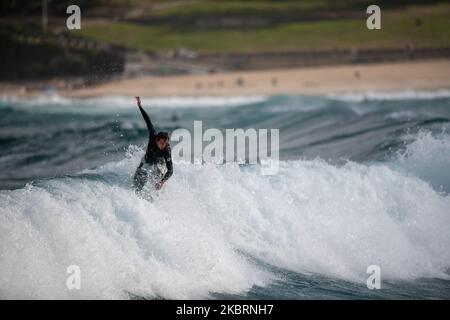 Un surfista cavalca un'onda a Bondi Beach il 27 giugno 2020 a Sydney, Australia. (Foto di Izhar Khan/NurPhoto) Foto Stock