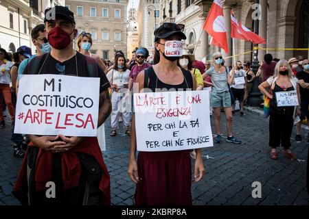 Manifestazione di animatori, arte e cultura in Piazza dei Santi Apostoli a Roma, Italia, il 27 giugno 2020 chiedendo un sostegno economico al governo a causa dell'epidemia di coronavirus. (Foto di Andrea Ronchini/NurPhoto) Foto Stock