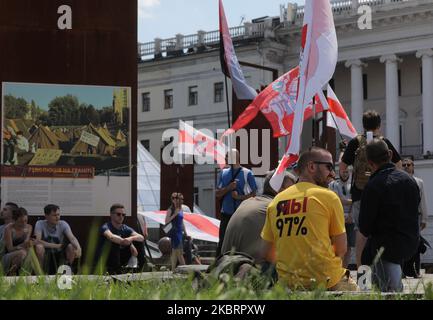 Alcune decine di attivisti ucraini e bielorussi partecipano a un raduno in Piazza Indipendenza a Kiev, Ucraina, 28 giugno 2020. A Kiev si sta svolgendo un Rally di solidarietà con il popolo bielorusso. Le proteste dell'opposizione, iniziate prima delle elezioni presidenziali in Bielorussia, hanno provocato arresti violenti di massa. Tra gli arrestati vi è Viktar Babaryka, il principale avversario del presidente in carica Alexander Lukashenko nelle prossime elezioni presidenziali. (Foto di Sergii Kharchenko/NurPhoto) Foto Stock