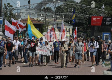 Alcune decine di attivisti ucraini e bielorussi partecipano a un raduno in Piazza Indipendenza a Kiev, Ucraina, 28 giugno 2020. A Kiev si sta svolgendo un Rally di solidarietà con il popolo bielorusso. Le proteste dell'opposizione, iniziate prima delle elezioni presidenziali in Bielorussia, hanno provocato arresti violenti di massa. Tra gli arrestati vi è Viktar Babaryka, il principale avversario del presidente in carica Alexander Lukashenko nelle prossime elezioni presidenziali. (Foto di Sergii Kharchenko/NurPhoto) Foto Stock