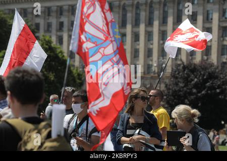 Alcune decine di attivisti ucraini e bielorussi hanno bandiere bielorusse mentre partecipano a un raduno in Piazza dell'Indipendenza a Kiev, Ucraina, 28 giugno 2020. A Kiev si sta svolgendo un Rally di solidarietà con il popolo bielorusso. Le proteste dell'opposizione, iniziate prima delle elezioni presidenziali in Bielorussia, hanno provocato arresti violenti di massa. Tra gli arrestati vi è Viktar Babaryka, il principale avversario del presidente in carica Alexander Lukashenko nelle prossime elezioni presidenziali. (Foto di Sergii Kharchenko/NurPhoto) Foto Stock