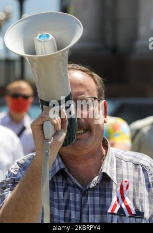 L'attivista dell'opposizione bielorusso Vyachaslau Siuchyk partecipa a un raduno in Piazza dell'Indipendenza a Kyiv, Ucraina, 28 giugno 2020. A Kiev si sta svolgendo un Rally di solidarietà con il popolo bielorusso. Le proteste dell'opposizione, iniziate prima delle elezioni presidenziali in Bielorussia, hanno provocato arresti violenti di massa. Tra gli arrestati vi è Viktar Babaryka, il principale avversario del presidente in carica Alexander Lukashenko nelle prossime elezioni presidenziali. (Foto di Sergii Kharchenko/NurPhoto) Foto Stock