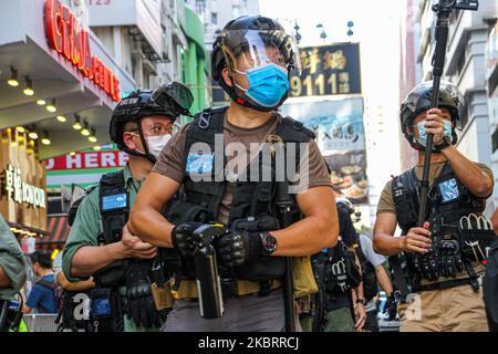 Stand della polizia a Mongkok durante una manifestazione di strada, Hong Kong, 28th giugno 2020 (Foto di Tommy Walker/NurPhoto) Foto Stock