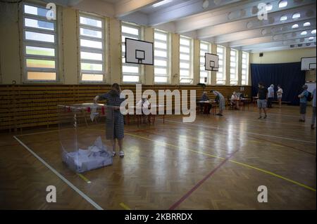 Un elettore lancia il suo voto durante le elezioni presidenziali polacche del 28 giugno 2020 a Varsavia, Polonia. I poli votano alle elezioni presidenziali che si sarebbe dovuto svolgere a maggio, ma che è stato rinviato a causa della pandemia del 19. (Foto di Aleksander Kalka/NurPhoto) Foto Stock