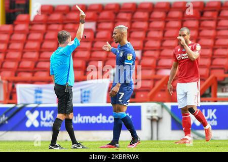 L'arbitro David Webb mostra un cartellino rosso a Juninho Bacuna (7) di Huddersfield Town durante la partita del Campionato Sky Bet tra Nottingham Forest e Huddersfield Town al City Ground, Nottingham, Inghilterra il 28 giugno 2020. (Foto di Jon Hobley/MI News/NurPhoto) Foto Stock