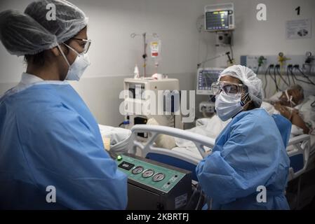 I pazienti inconsci e intubati di Covid-19 vengono trattati in terapia intensiva dell'ospedale Vila Penteado, nel quartiere Brasilandia di San Paolo, il 21 giugno 2020. Secondo uno studio pubblicato nel giugno 21st, gli ospedali pubblici brasiliani, come Vila Penteado, hanno avuto quasi il 40% dei tassi di mortalità dal nuovo coronavirus, il doppio dagli ospedali privati. Brasilandia è uno dei vicini di Sao Paulo con il maggior numero di morti da Covid-19 (Foto di Gustavo basso/NurPhoto) Foto Stock