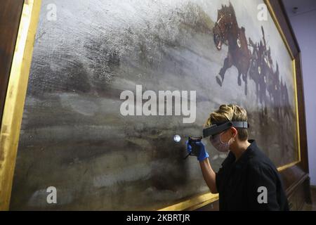 Il dipinto di Jozef Chelmonski 'Team of Four' è stato esaminato da specialisti per essere restaurato di fronte ai visitatori della Galleria d'Arte Polacca del 19th° secolo nel Sukiennice, una divisione del Museo Nazionale. Cracovia, Polonia il 29 giugno 2020. La pittura di Chelmonski è l’esempio più noto e più frequentemente citato dei massimi successi del naturalismo nelle pitture polacche. Questa tela di grande formato raffigura una squadra di quattro cavalli che si strappano verso gli spettatori mentre guidati con passione da un contadino ucraino. Il dipinto non verrà spostato durante la conservazione. I visitatori saranno in grado di watc Foto Stock