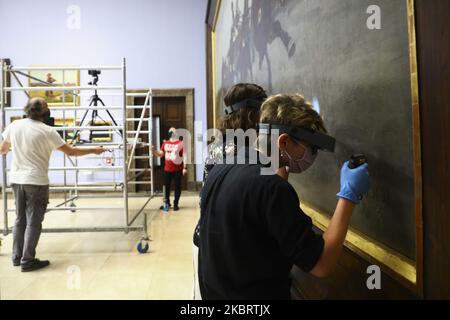 Il dipinto di Jozef Chelmonski 'Team of Four' è stato esaminato da specialisti per essere restaurato di fronte ai visitatori della Galleria d'Arte Polacca del 19th° secolo nel Sukiennice, una divisione del Museo Nazionale. Cracovia, Polonia il 29 giugno 2020. La pittura di Chelmonski è l’esempio più noto e più frequentemente citato dei massimi successi del naturalismo nelle pitture polacche. Questa tela di grande formato raffigura una squadra di quattro cavalli che si strappano verso gli spettatori mentre guidati con passione da un contadino ucraino. Il dipinto non verrà spostato durante la conservazione. I visitatori saranno in grado di watc Foto Stock