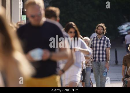 I poepi sono visti in attesa in fila in una stazione di voto il 28 giugno 2020 nel centro di Varsavia, Polonia. A causa delle misure adottate per ridurre ulteriori infezioni durante l'epidemia di coronavirus, gli elettori sono stati esortati a mantenere la distanza sociale, indossare maschere e disinfettare le mani con conseguente ritardo. (Foto di Jaap Arriens/NurPhoto) Foto Stock