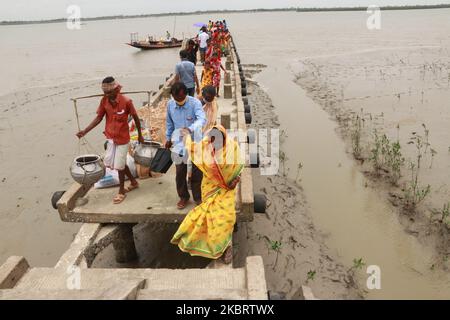 Passenger Walk crollo del molo durante il recente ciclone Amphan che devastò la regione, in Sunderban Island, India il 28 giugno 2020. Il ciclone Amphan ha ucciso più di 100 persone mentre il mese scorso ha devastato l'India orientale e il Bangladesh, appiattendo i villaggi, distruggendo le fattorie e lasciando milioni di persone senza elettricità. (Foto di Debajyoti Chakraborty/NurPhoto) Foto Stock