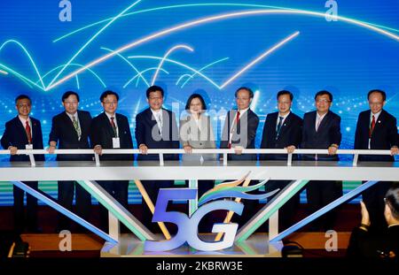 Partecipando ad una conferenza stampa che rivela l'istituzione della trasmissione 5G da parte del fornitore di rete Chunghwa Telecom, Tsai ing-wen, presidente di Taiwan, afferma che il paese dovrebbe sfruttare i territori esistenti sia dei semiconduttori che dell'informazione, la tecnologia della comunicazione per promuovere l'ulteriore sviluppo di ''Internet of Things'' e l'intelligenza artificiale, a Taipei, Taiwan, 20 giugno 2020. Secondo Chunghwa Telecom, che è il primo fornitore di telecomunicazioni che ottiene 5G bande mobili dopo che è stato concesso in licenza dalla Commissione Nazionale delle Comunicazioni all'inizio di giugno, ha costruito 2000 siti cellulari acr Foto Stock