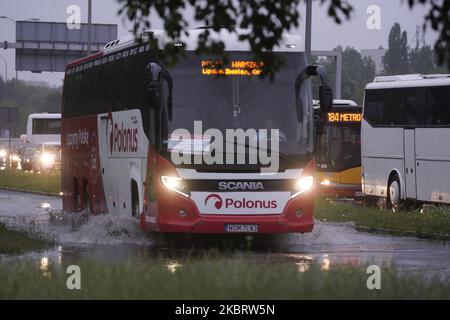 A passenger bus drives through a road filled with rain water on June 29, 2020 in Warsaw, Poland. Heavy rainfall has caused flooding in parts othe Mazovia voivodship and the city of Warsaw leading to a closed subway station and traffic jams. (Photo by Jaap Arriens/NurPhoto) Foto Stock