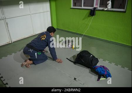 Antonio Palagano, 29 anni, atleta brasiliano di jiu-jitsu, fotografò l'applicazione di insulina durante l'allenamento fisico nella sua residenza nel quartiere di Vila Valqueire, un sobborgo della città di Rio de Janeiro, Brasile, il 27 maggio 2020. Antonio ha il diabete di tipo 1 ed è parte del gruppo a rischio associato a pazienti con malattie croniche, Stabilito durante la pandemia causata dal COVID-19 (Coronavirus) e nel periodo di isolamento sociale (quarantena) mantiene la sua routine di addestramento nella sua casa per competere nel campionato del mondo jiu-jitsu 2021. (Foto di Allan Carvalho/Nur Foto Stock