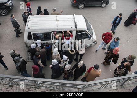 Un gruppo di persone Wrestling per ottenere un posto nel trasporto pubblico a Damasco, Siria il 2 ottobre 2019. Un progetto di documentazione che cattura una crisi socio-economica nell'era del dopoguerra in Siria, attraverso una serie di fotografie che raccontano la storia delle persone costrette a utilizzare i trasporti pubblici a Damasco, in quanto è l'unico metodo che si adatta al loro reddito. (Foto di Hasan Belal/NurPhoto) Foto Stock