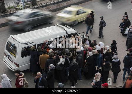 People in Motion , Un gruppo di persone che lottano per ottenere un posto nel trasporto pubblico a Damasco, Siria il 2 ottobre 2019. Un progetto di documentazione che cattura una crisi socio-economica nell'era del dopoguerra in Siria, attraverso una serie di fotografie che raccontano la storia delle persone costrette a utilizzare i trasporti pubblici a Damasco, in quanto è l'unico metodo che si adatta al loro reddito. (Foto di Hasan Belal/NurPhoto) Foto Stock