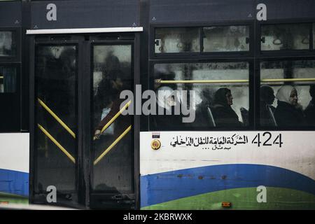 Persone siriane dopo aver ottenuto un posto nel trasporto pubblico Un gruppo di persone Wrestling per ottenere un posto nel trasporto pubblico Damasco, Siria il 2 ottobre 2019. Un progetto di documentazione che cattura una crisi socio-economica nell'era del dopoguerra in Siria, attraverso una serie di fotografie che raccontano la storia delle persone costrette a utilizzare i trasporti pubblici a Damasco, in quanto è l'unico metodo che si adatta al loro reddito. (Foto di Hasan Belal/NurPhoto) Foto Stock