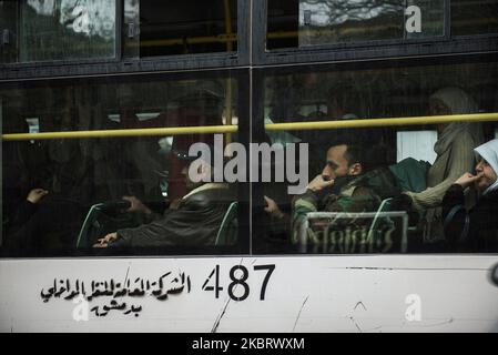 Persone siriane dopo aver ottenuto un posto nel trasporto pubblico Un gruppo di persone Wrestling per ottenere un posto nel trasporto pubblico Damasco, Siria il 2 ottobre 2019. Un progetto di documentazione che cattura una crisi socio-economica nell'era del dopoguerra in Siria, attraverso una serie di fotografie che raccontano la storia delle persone costrette a utilizzare i trasporti pubblici a Damasco, in quanto è l'unico metodo che si adatta al loro reddito. (Foto di Hasan Belal/NurPhoto) Foto Stock