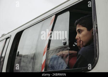 Un ragazzo attraverso la finestra nel trasporto pubblico Damasco, Siria il 2 ottobre 2019. Un progetto di documentazione che cattura una crisi socio-economica nell'era del dopoguerra in Siria, attraverso una serie di fotografie che raccontano la storia delle persone costrette a utilizzare i trasporti pubblici a Damasco, in quanto è l'unico metodo che si adatta al loro reddito. (Foto di Hasan Belal/NurPhoto) Foto Stock