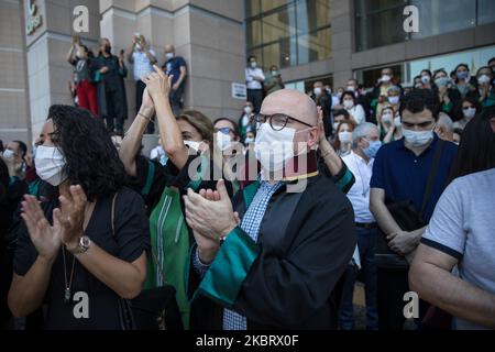 Gli avvocati si riuniscono dopo la chiamata dell'Istanbul Bar Association reagiscono mentre si riuniscono durante una marcia di protesta contro un progetto di legge che regola l'organizzazione di associazioni di bar, il 30 giugno 2020, a Istanbul, in Turchia. (Foto di CEM TekkeÅŸinoÄŸlu/NurPhoto) Foto Stock