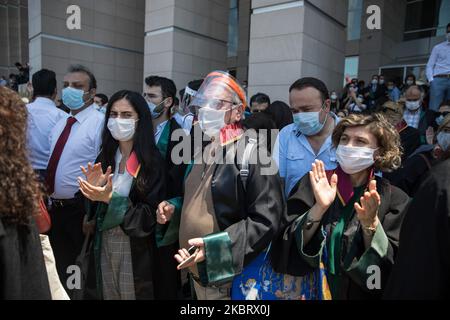 Gli avvocati si riuniscono dopo la chiamata dell'Istanbul Bar Association reagiscono mentre si riuniscono durante una marcia di protesta contro un progetto di legge che regola l'organizzazione di associazioni di bar, il 30 giugno 2020, a Istanbul, in Turchia. (Foto di CEM TekkeÅŸinoÄŸlu/NurPhoto) Foto Stock