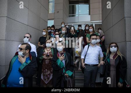 Gli avvocati si riuniscono dopo la chiamata dell'Istanbul Bar Association reagiscono mentre si riuniscono durante una marcia di protesta contro un progetto di legge che regola l'organizzazione di associazioni di bar, il 30 giugno 2020, a Istanbul, in Turchia. (Foto di CEM TekkeÅŸinoÄŸlu/NurPhoto) Foto Stock