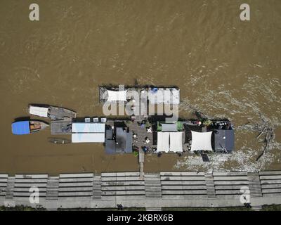 Un ristorante galleggiante è visto sulla riva sinistra del fiume Vistola il 30 giugno 2020 a Varsavia, Polonia. Piogge torrenziali e raffiche di vento fino a 100 chilometri all'ora hanno portato a un'inondazione di strade, spiagge e boulevard lungo il fiume Vistola. (Foto di Jaap Arriens/NurPhoto) Foto Stock