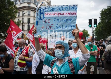 Diverse centinaia di medici e personale infermieristico degli Ospedali di Parigi (AP-HP) hanno dimostrato di richiedere maggiori risorse per risparmiare e per avvertire della mancanza di risorse dell'ospedale pubblico. Hanno anche chiesto un aumento dei loro stipendi e non un bonus per affrontare la crisi del coronavirus e la pandemia COVID-19 il 30 giugno 2020 a Parigi, in Francia. (Foto di Samuel Boivin/NurPhoto) Foto Stock