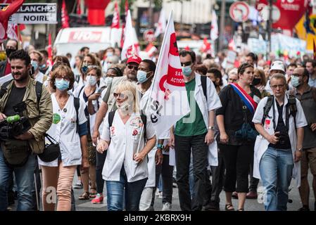 Diverse centinaia di medici e personale infermieristico degli Ospedali di Parigi (AP-HP) hanno dimostrato di richiedere maggiori risorse per risparmiare e per avvertire della mancanza di risorse dell'ospedale pubblico. Hanno anche chiesto un aumento dei loro stipendi e non un bonus per affrontare la crisi del coronavirus e la pandemia COVID-19 il 30 giugno 2020 a Parigi, in Francia. (Foto di Samuel Boivin/NurPhoto) Foto Stock