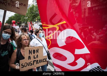 Diverse centinaia di medici e personale infermieristico degli Ospedali di Parigi (AP-HP) hanno dimostrato di richiedere maggiori risorse per risparmiare e per avvertire della mancanza di risorse dell'ospedale pubblico. Hanno anche chiesto un aumento dei loro stipendi e non un bonus per affrontare la crisi del coronavirus e la pandemia COVID-19 il 30 giugno 2020 a Parigi, in Francia. (Foto di Samuel Boivin/NurPhoto) Foto Stock