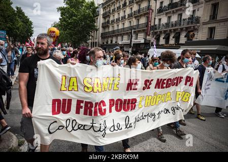 Diverse centinaia di medici e personale infermieristico degli Ospedali di Parigi (AP-HP) hanno dimostrato di richiedere maggiori risorse per risparmiare e per avvertire della mancanza di risorse dell'ospedale pubblico. Hanno anche chiesto un aumento dei loro stipendi e non un bonus per affrontare la crisi del coronavirus e la pandemia COVID-19 il 30 giugno 2020 a Parigi, in Francia. (Foto di Samuel Boivin/NurPhoto) Foto Stock