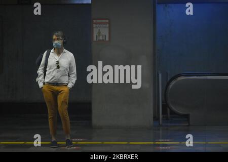 Un ragazzo con una copertura della bocca attende la metropolitana il 30 giugno 2020 a Città del Messico, Messico. Città del Messico ha iniziato la graduale riapertura di alcune attività commerciali con giorni di lavoro scaglionati al 30% della loro capacità e con un calendario dalle 11am alle 5 per evitare spazi affollati. Anche tutte le stazioni della metropolitana sono state riaperte. (Foto di Guillermo GutiÃ©rrez/NurPhoto) Foto Stock