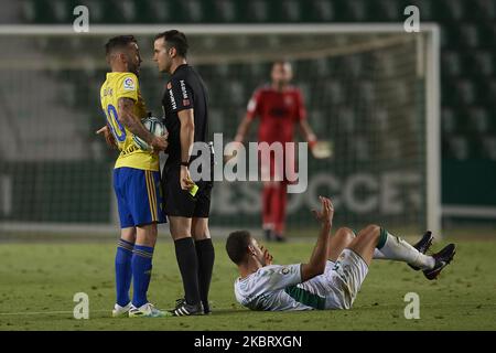 Oliver de la Fuente Ramos arbitro e Alberto Perea di Cadiz parlando durante la Liga Smartbank match tra Elche CF e Cadiz CF a Estadio Martinez Valero il 30 giugno 2020 a Elche, Spagna. (Foto di Jose Breton/Pics Action/NurPhoto) Foto Stock