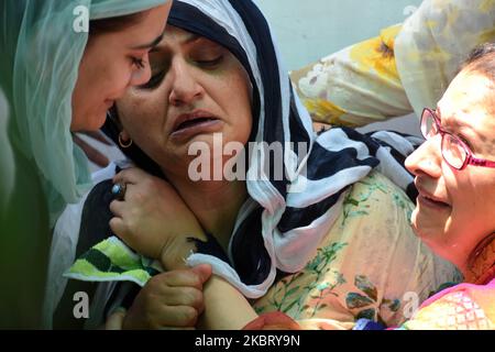 Figlia di un lutto civile la morte di a durante i suoi ultimi riti a HMT Srinagar, Kashmir il 01 luglio 2020. Un soldato indiano e un civile (nonno) di un bambino di tre anni sono stati uccisi dopo che i militanti hanno attaccato il partito di pattugliamento dei soldati indiani nella zona di Sopore, nel nord del Kashmir. Un funzionario della polizia ha detto all'agenzia di stampa locale che anche il civile Bashir Ahmad di Srinagar, che trasportava un bambino di tre anni, è morto dopo aver ricevuto le pallottole. (Foto di Faisal Khan/NurPhoto) Foto Stock