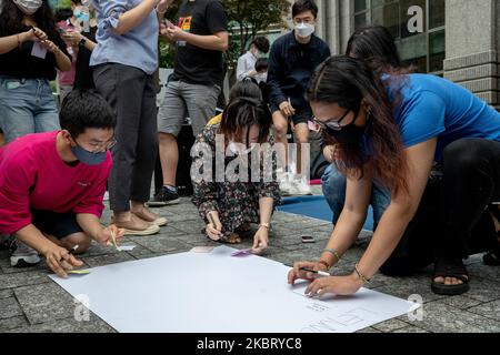 I membri della Dichiarazione di cittadinanza globale in Corea scrivono note per rallegrare i cittadini di Hong Kong durante una protesta di fronte alla Walt Disney Korea il 1st luglio 2020 a Seoul, Corea del Sud. I manifestanti si riuniscono per sostenere i dimostranti di Hong Kong contro la legge sulla sicurezza nazionale del governo cinese e dichiarano di boicottare il nuovo film di Walt Disney Mulan, che ha visto protagonisti attori che hanno dichiarato il loro sostegno alla polizia di Hong Kong. (Foto di Chris Jung/NurPhoto) Foto Stock