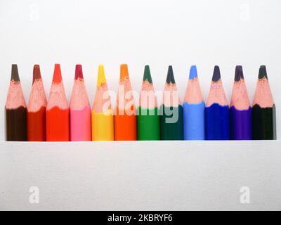 Matite colorate isolate su sfondo bianco primo piano, matite colorate per disegnare colore arcobaleno e usate come sfondo Foto Stock