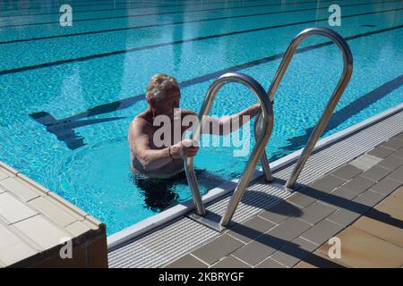 Vista della piscina del Centro Sportivo Municipale Vicente del Bosque, uno dei quali apre la Comunità da oggi, il 1 luglio 2020 a Madrid, Spagna. (Foto di Oscar Gonzalez/NurPhoto) Foto Stock