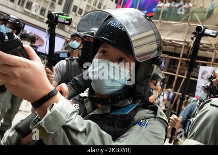 La polizia di Hong Kong dichiara la protesta contro la legge sulla sicurezza nazionale un'assemblea illegale a Hong Kong, Cina, il 1 luglio 2020. (Foto di Simon Jankowski/NurPhoto) Foto Stock