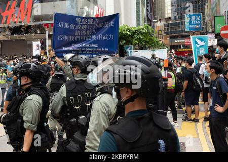 La polizia di Hong Kong dichiara la protesta contro la legge sulla sicurezza nazionale un'assemblea illegale a Hong Kong, Cina, il 1 luglio 2020. (Foto di Simon Jankowski/NurPhoto) Foto Stock