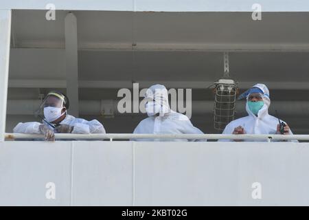 L'equipaggio della km Labobar Passenger Ship utilizzava dispositivi di protezione personale mentre era ancorato al porto di Pantoloan, Palu, nella provincia centrale di Sulawesi, Indonesia, il 1 luglio; 2020. Il governo locale ha riaperto tutti gli accessi ai trasporti nella zona, sebbene la pandemia del virus corona (COVID-19) sia ancora in corso. L'apertura del trasporto è tale che il ciclo economico della comunità è ripreso dopo essere stato fermato a causa della chiusura dell'accesso al trasporto per prevenire la diffusione del virus corona (COVID-19) (Foto di Mohamad Hamzah/NurPhoto) Foto Stock