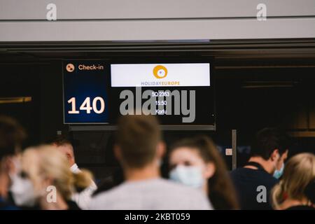 Coda dei passeggeri al banco check-in della compagnia aerea HolidayEurope presso l'aeroporto di Duesseldorf, Germania il 1 luglio 2020 dopo l'apertura della frontiera dell'UE verso altri paesi non UE (Foto di Ying Tang/NurPhoto) Foto Stock