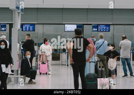 La coda dei passeggeri al banco check-in della compagnia aerea turca all'aeroporto di Duesseldorf, Germania il 1 luglio 2020 dopo l'apertura della frontiera dell'UE verso altri paesi non UE (Foto di Ying Tang/NurPhoto) Foto Stock