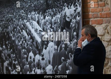 Piotr Glinski, Vice primo Ministro e Ministro della Cultura e del Patrimonio Nazionale, in visita alla mostra fotografica di Adam Bujak 'Karol Kardynal Wojtyla' al Museo dei principi Czartoryski di Cracovia. Mercoledì 1st luglio 2020, a Cracovia, Malopolskie Voivodato, Polonia. (Foto di Artur Widak/NurPhoto) Foto Stock