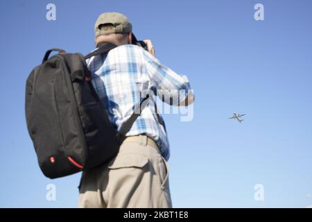 Un velivolo spoter è visto fotografare un aereo di passaggio su una collina spotters il 1 luglio 2020 a Varsavia, Polonia. Il 1 luglio la Polonia ha esteso l'elenco dei voli a 8 paesi terzi. (Foto di Jaap Arriens/NurPhoto) Foto Stock