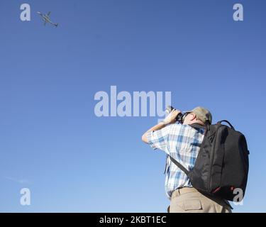 Un velivolo spoter è visto fotografare un aereo di passaggio su una collina spotters il 1 luglio 2020 a Varsavia, Polonia. Il 1 luglio la Polonia ha esteso l'elenco dei voli a 8 paesi terzi. (Foto di Jaap Arriens/NurPhoto) Foto Stock